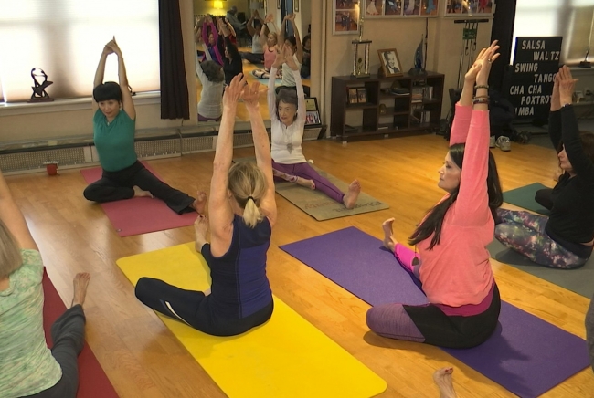 100 yaşındaki yoga eğitmeni ders vermeye devam ediyor